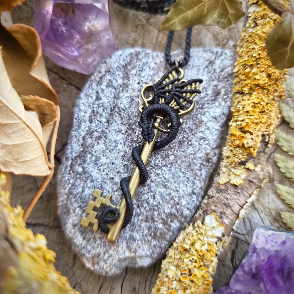 Talisman clef dragon en micro macramé, réalisé avec la magie des nœuds.
