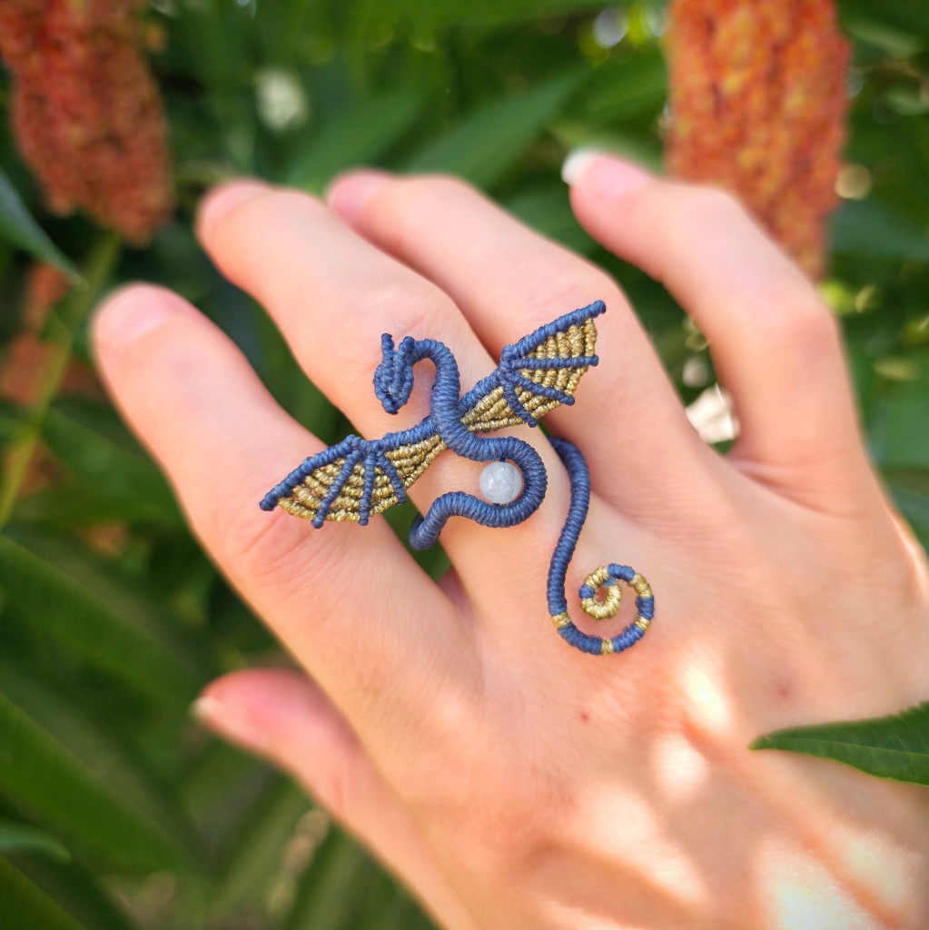 Bague dragon en micro macramé réalisé avec la magie des nœuds.