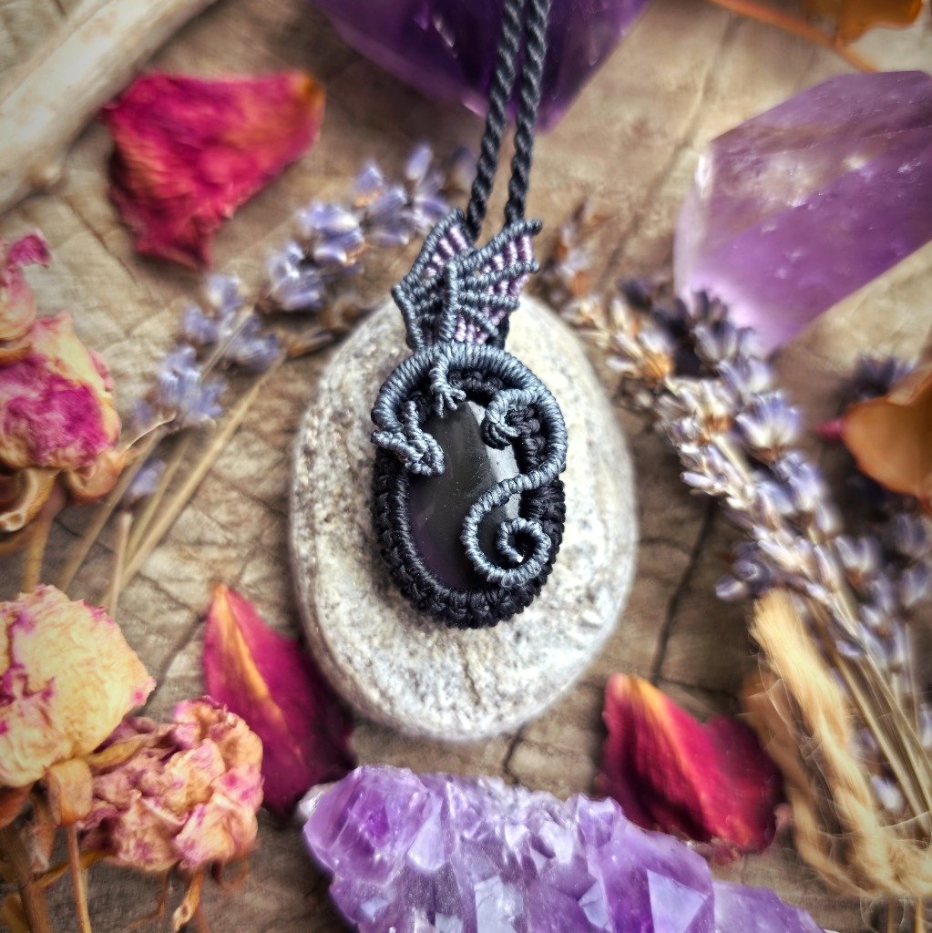 Collier dragon en micro macramé, sur pierre, réalisé avec la magie des nœuds.